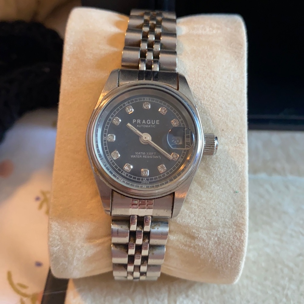 Stainless steel PRAGUE watch with diamonds.